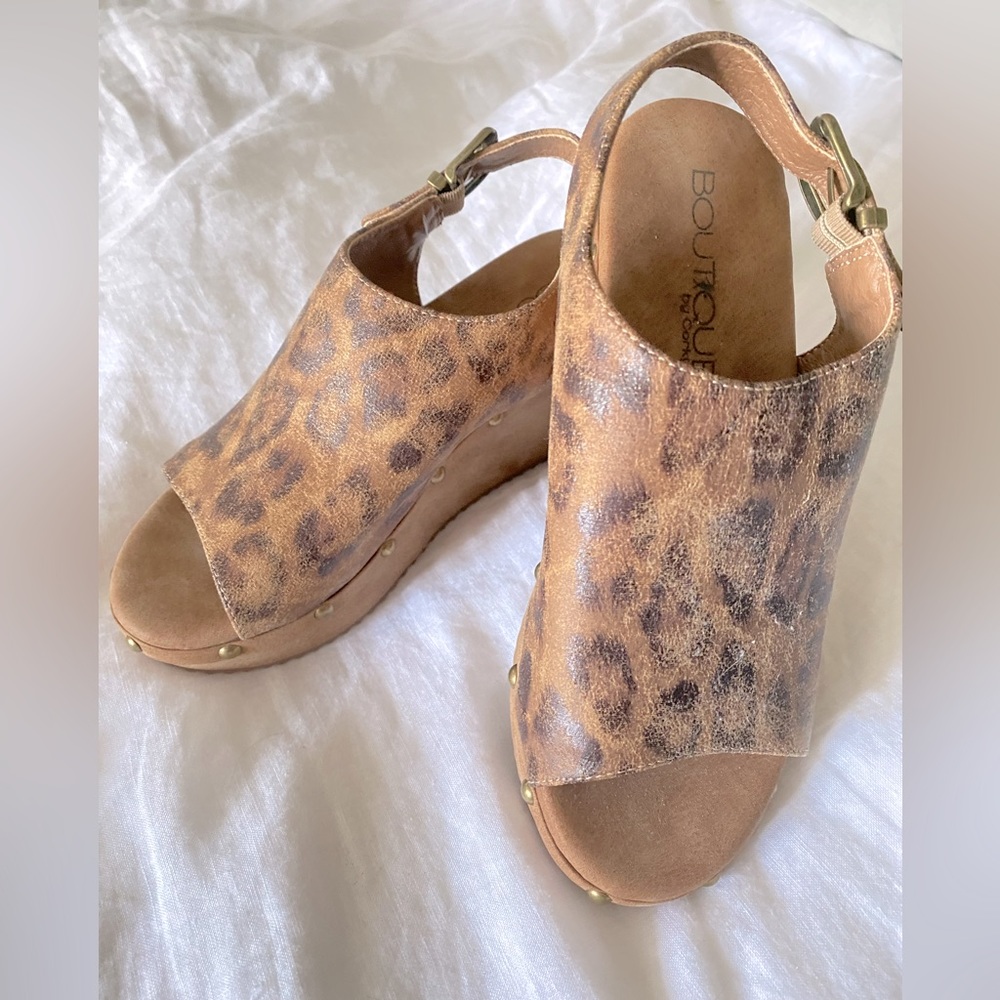Corey’s Melarey Leopard wedge sandals smoke free home. Memory foam.Smoke free.